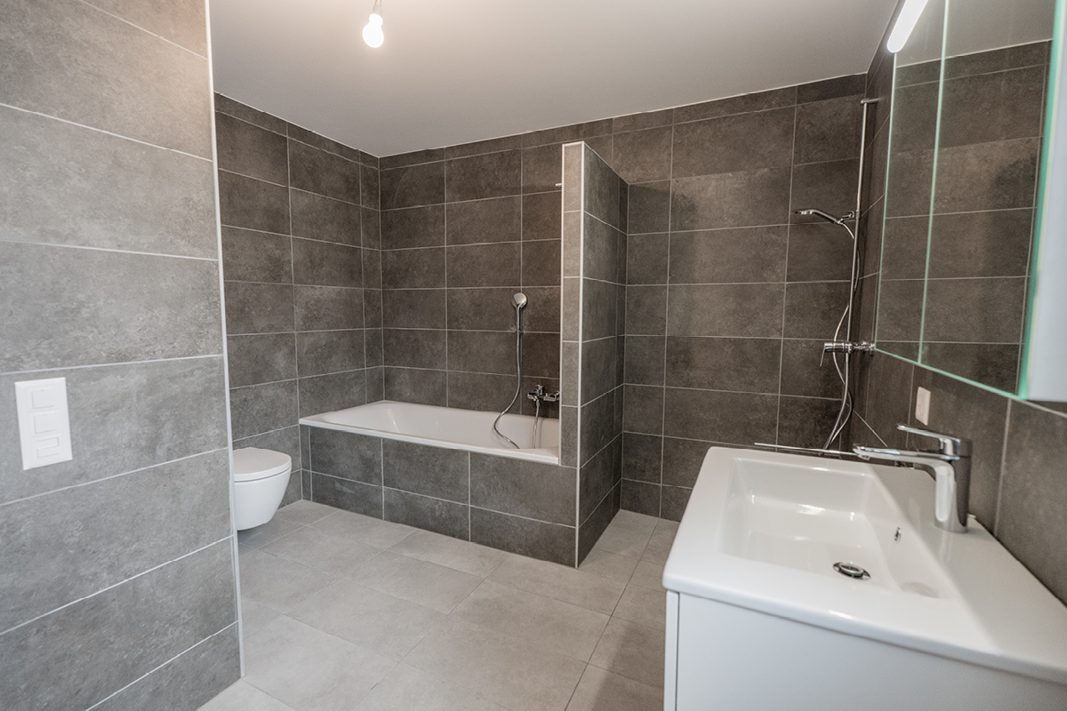 Bagno con vasca e doccia con design moderno delle case a schiera in affitto a Moleno.