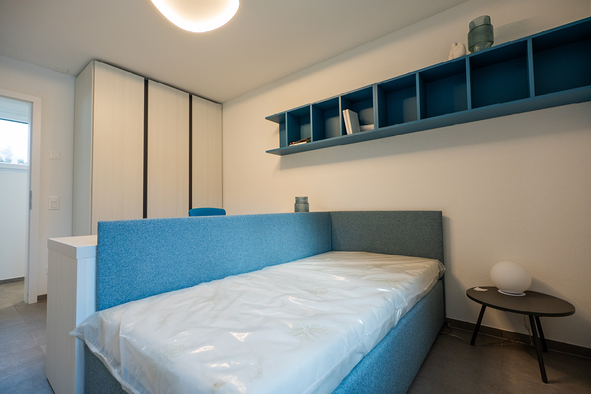 Camera da letto singola e architettura delle case a schiera in affitto a Moleno.