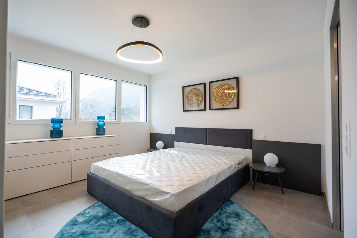 Camera da letto matrimoniale e architettura delle case a schiera in affitto a Moleno.