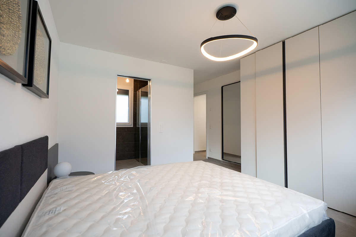 Camera da letto matrimoniale con architettura moderna delle case a schiera in affitto a Moleno.