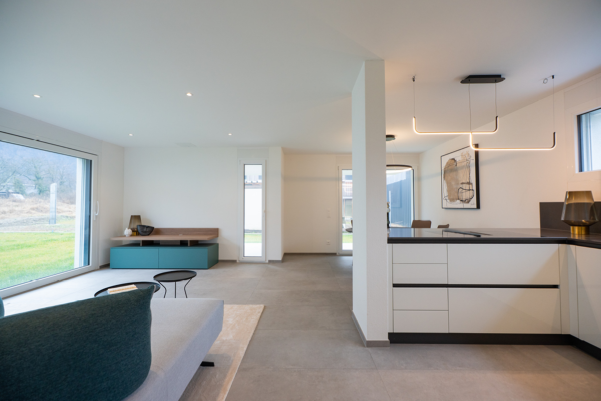 Ampi spazi e dettagli interni con design moderno della Residenza ai Pozz a Moleno.