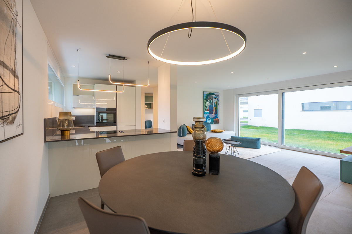 Ampi spazi e dettagli interni con design moderno della Residenza ai Pozz a Moleno.