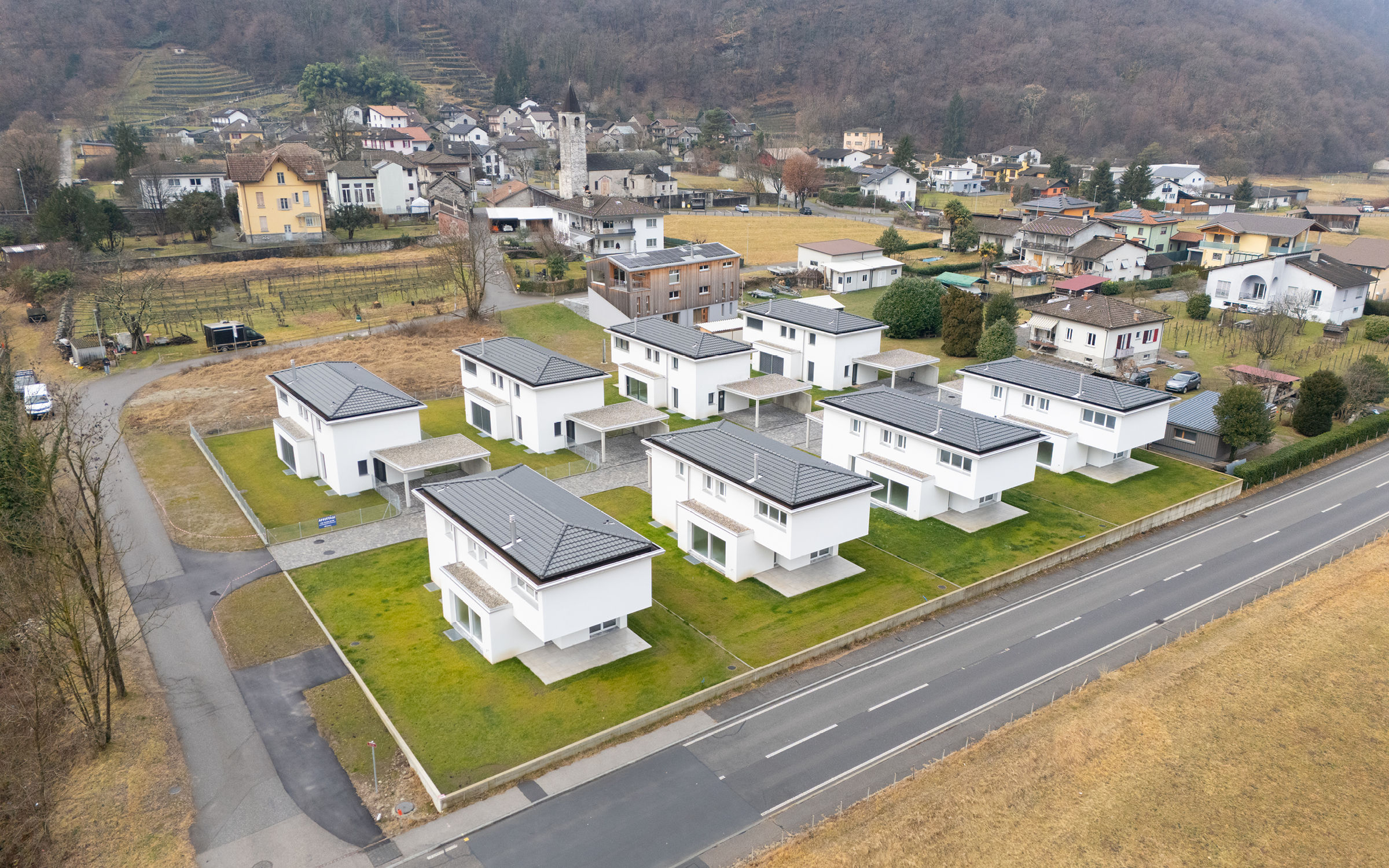 Panoramica esterna del complesso Residenza ai Pozz a Moleno, case a schiera moderne.